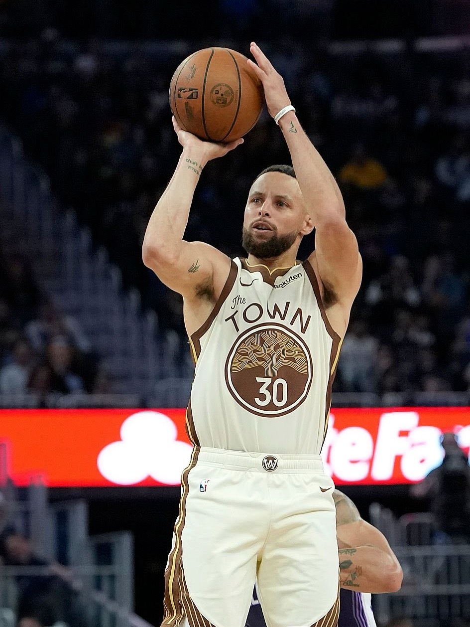 库里因伤病管理，明天对阵湖人被列为出战成疑。湖人vs勇士