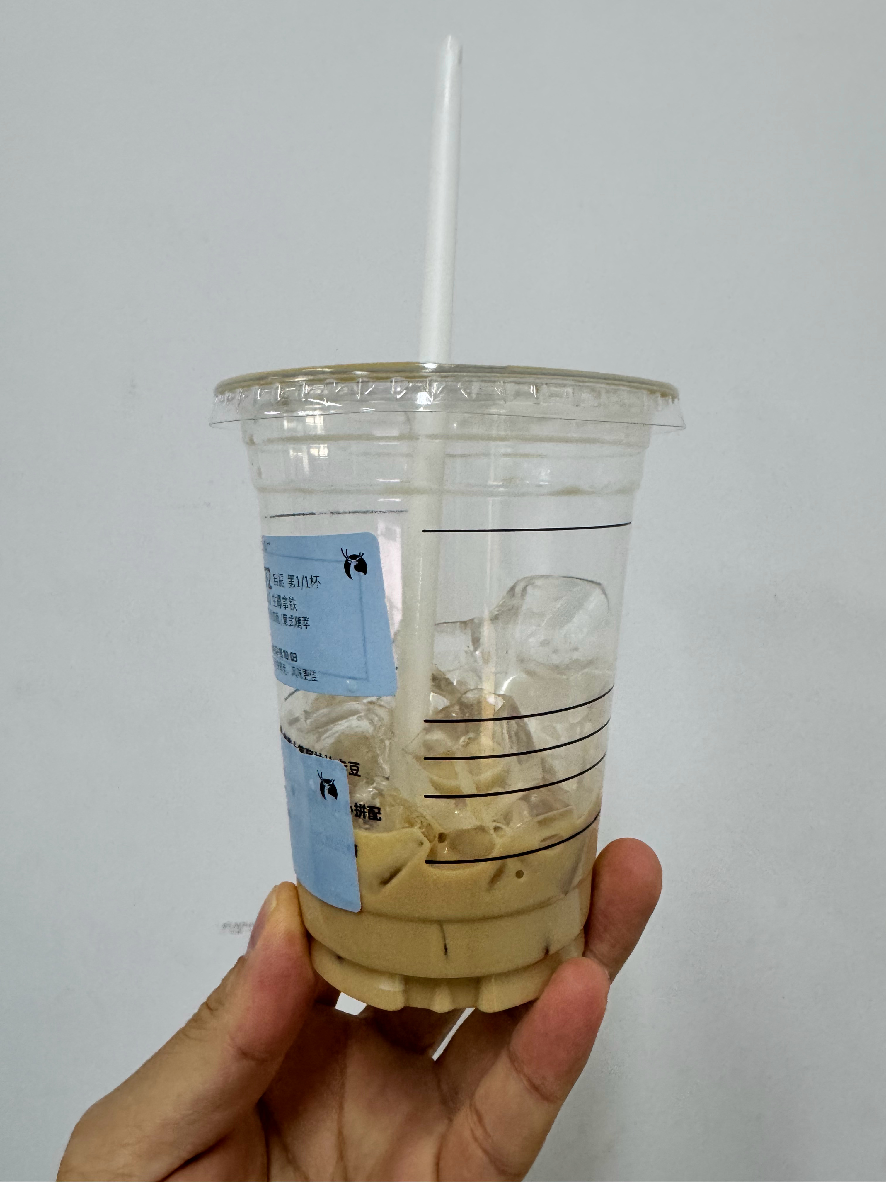 一杯咖啡，半杯都是冰块，是因为冰块成本低，还是是冰块多了保证口感 