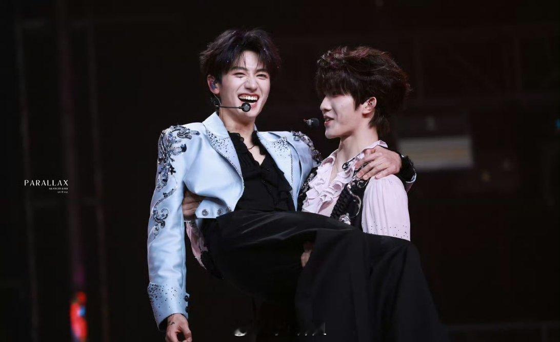 哇哦，荣耀之战上朱志鑫直接在舞台上抱起来了苏新皓，这男友力十足啊，台上提现的淋漓