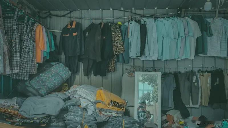 穿几年前的旧衣服，自卑？我可不这么觉得。之前我穿着旧卫衣去参加聚会，有人还夸复古