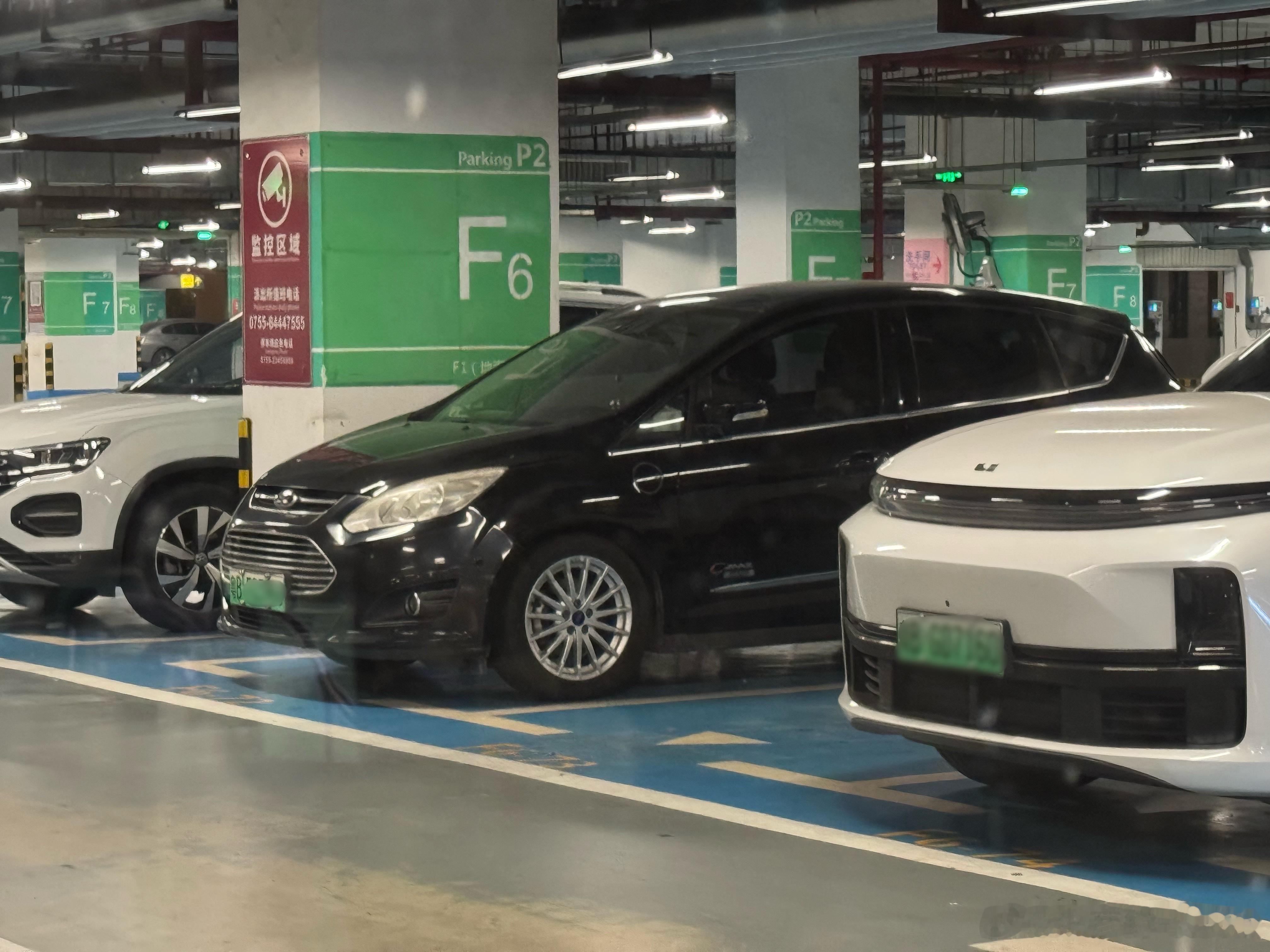 在深圳机场遇到一台神奇的车，当年21.38万原装进口的福特C-Max插电混动，那