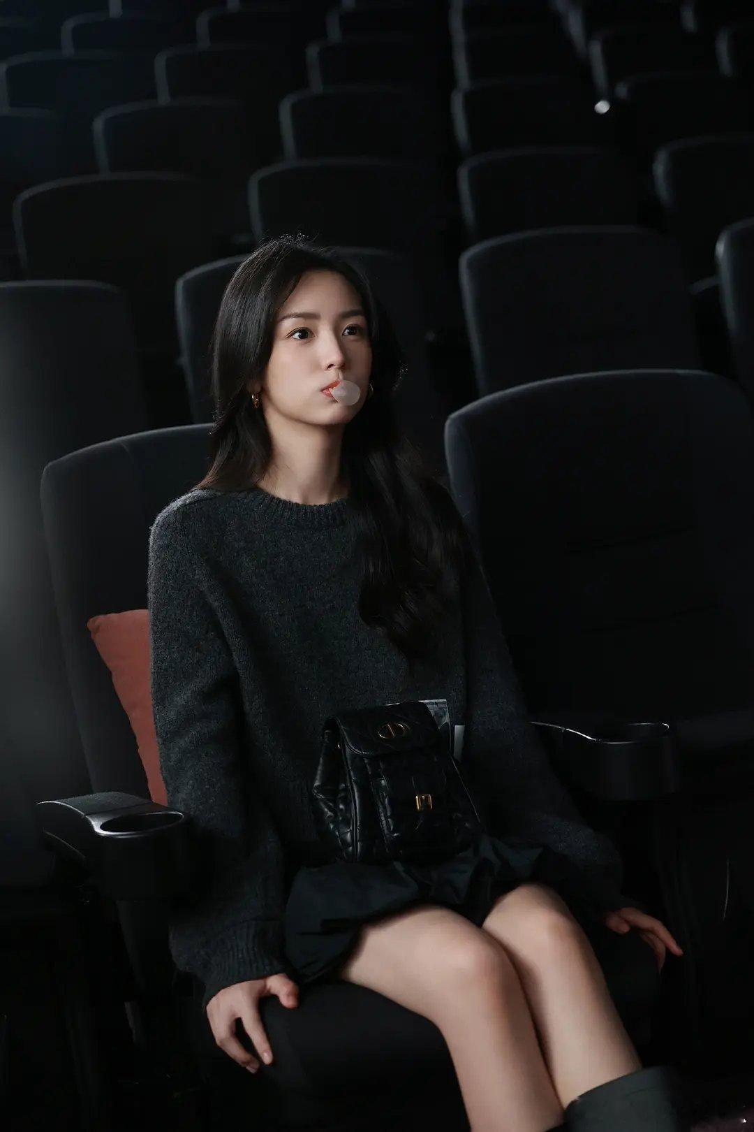 周也真的长了一张很高级的脸，有钱有颜有时间，实在想不到她还有什么烦恼了 ​​​