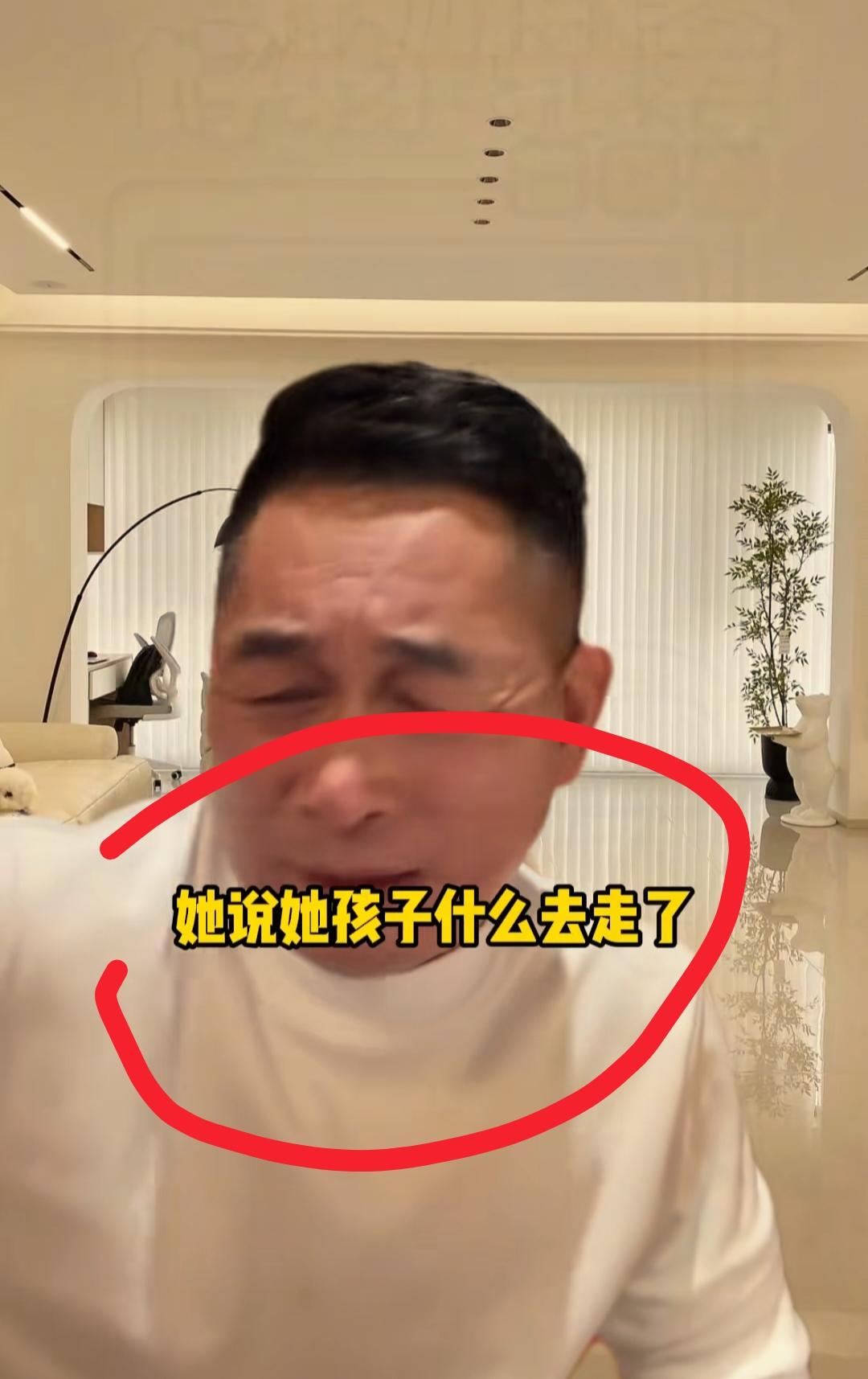 看到萨拉曼反复叮嘱苏美拉提交两份文件，我忍了
看到苏美拉说要照顾两个孩子，还要照