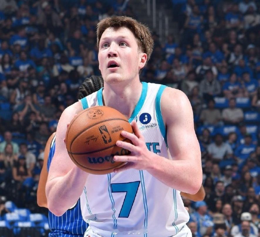 克尼普尔在常规赛末段和附加赛的表现真是一泻千里啊。魔术淘汰黄蜂魔术首轮战活塞