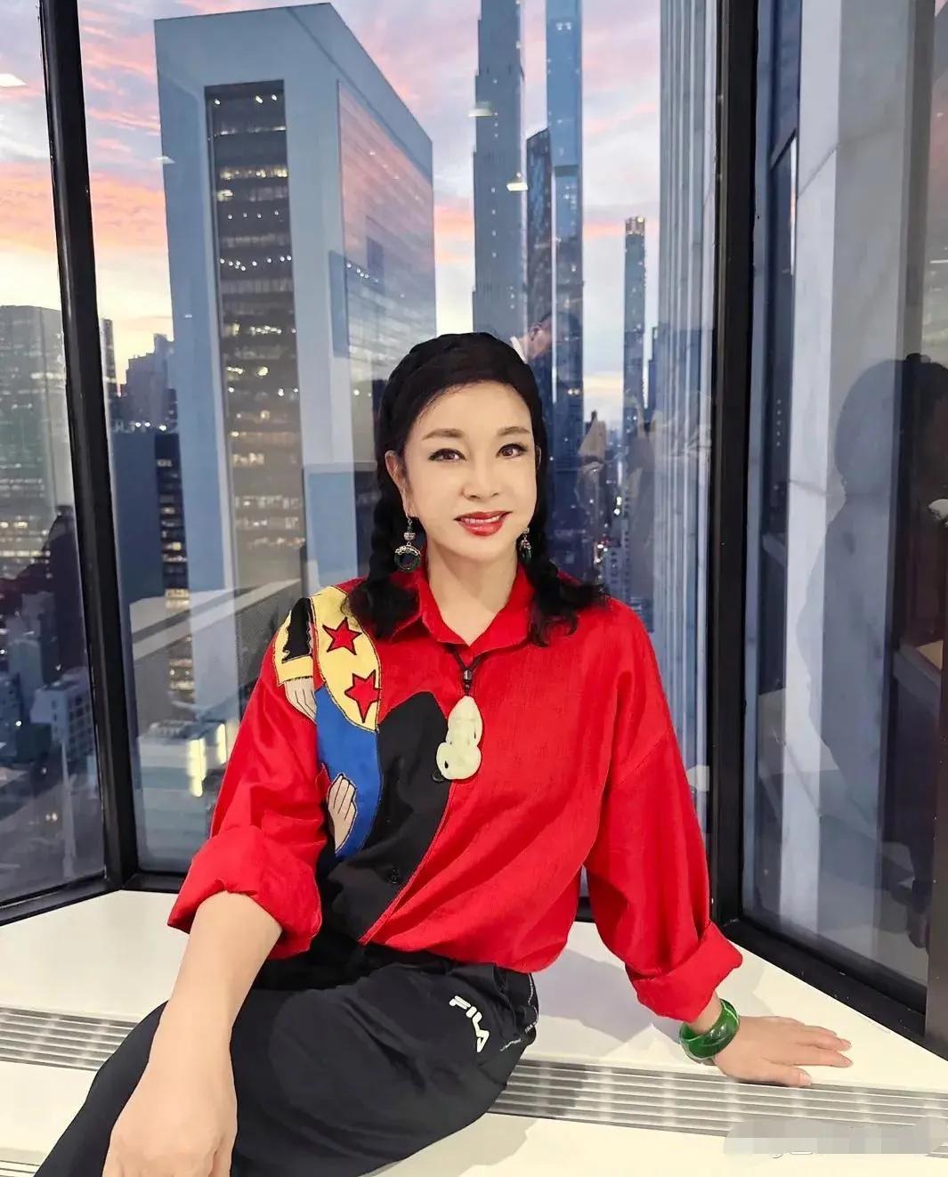 近日，老戏骨刘晓庆在社交平台上，
晒出了自己的三张休闲照，并配文：
“出走半生，