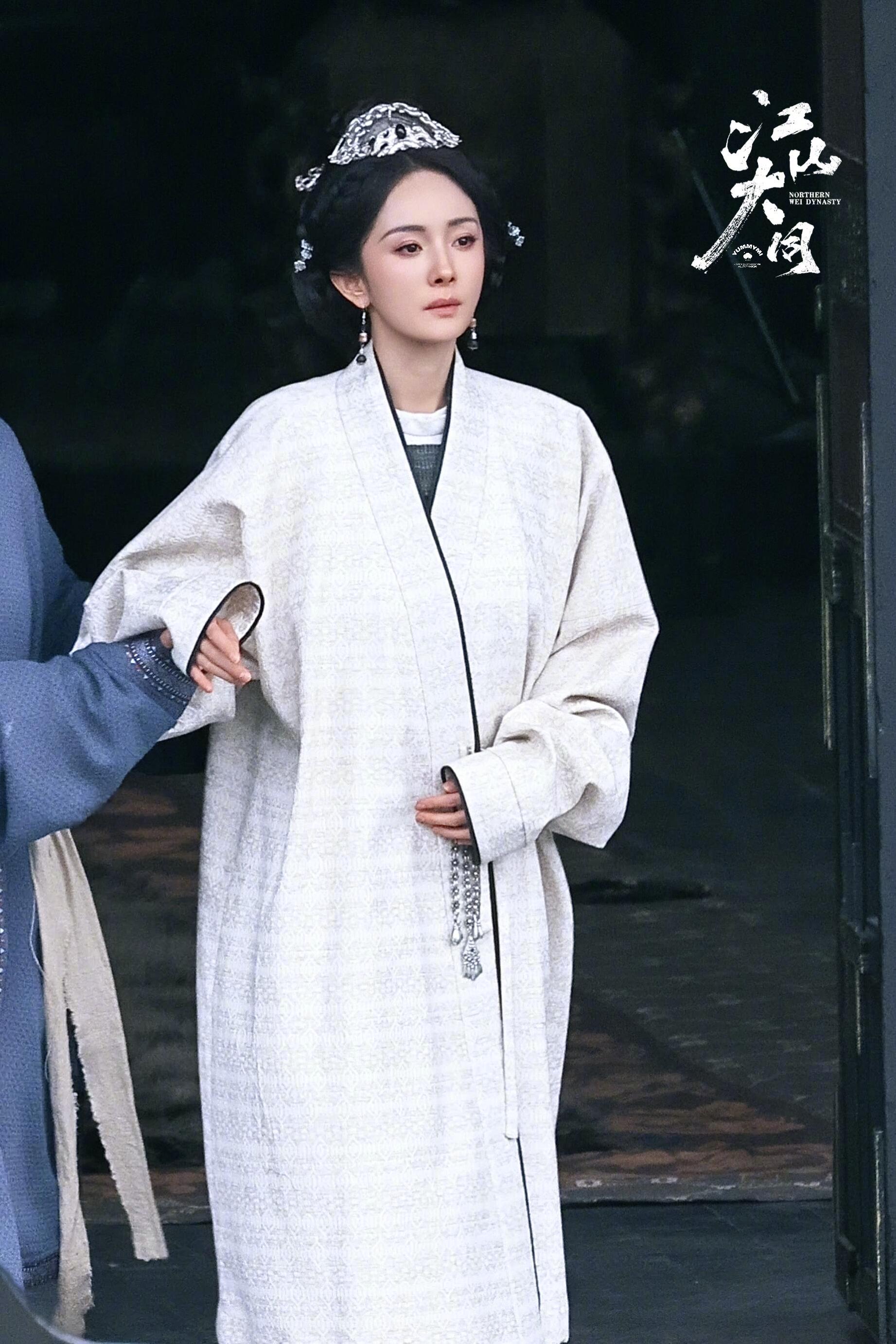 #咪咕星鲜事##谁敢信这是同一天的杨幂#这大概就是顶级女演员的魅力吧！光是看到路