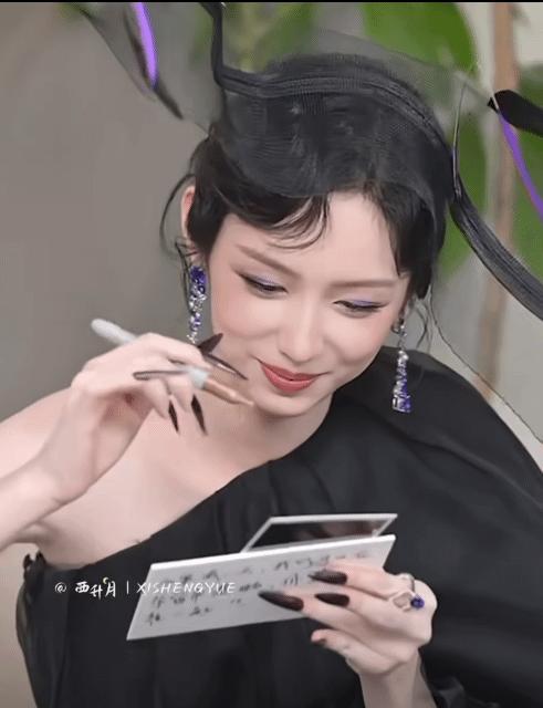 明星W盛典造型图周也生图 ​​​