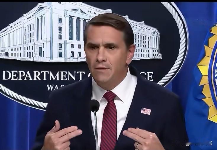 记者:“是否有证据表明科米意图伤害特朗普？言论自由与暴力威胁的界限在哪？”

布