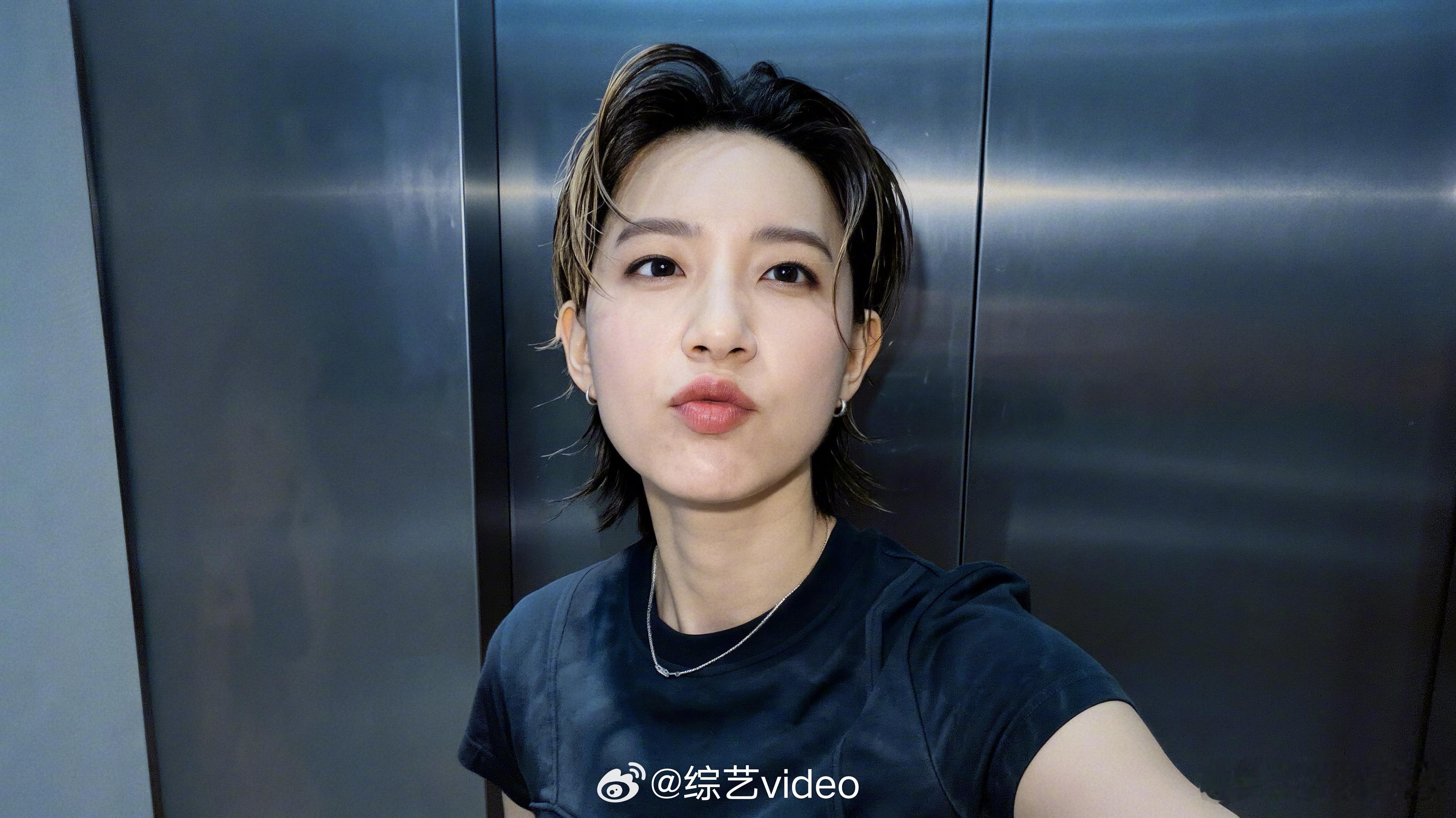 李斯丹妮北京style到巴黎变了  休闲松弛是北京出行的底色，豹纹热辣是巴黎时装