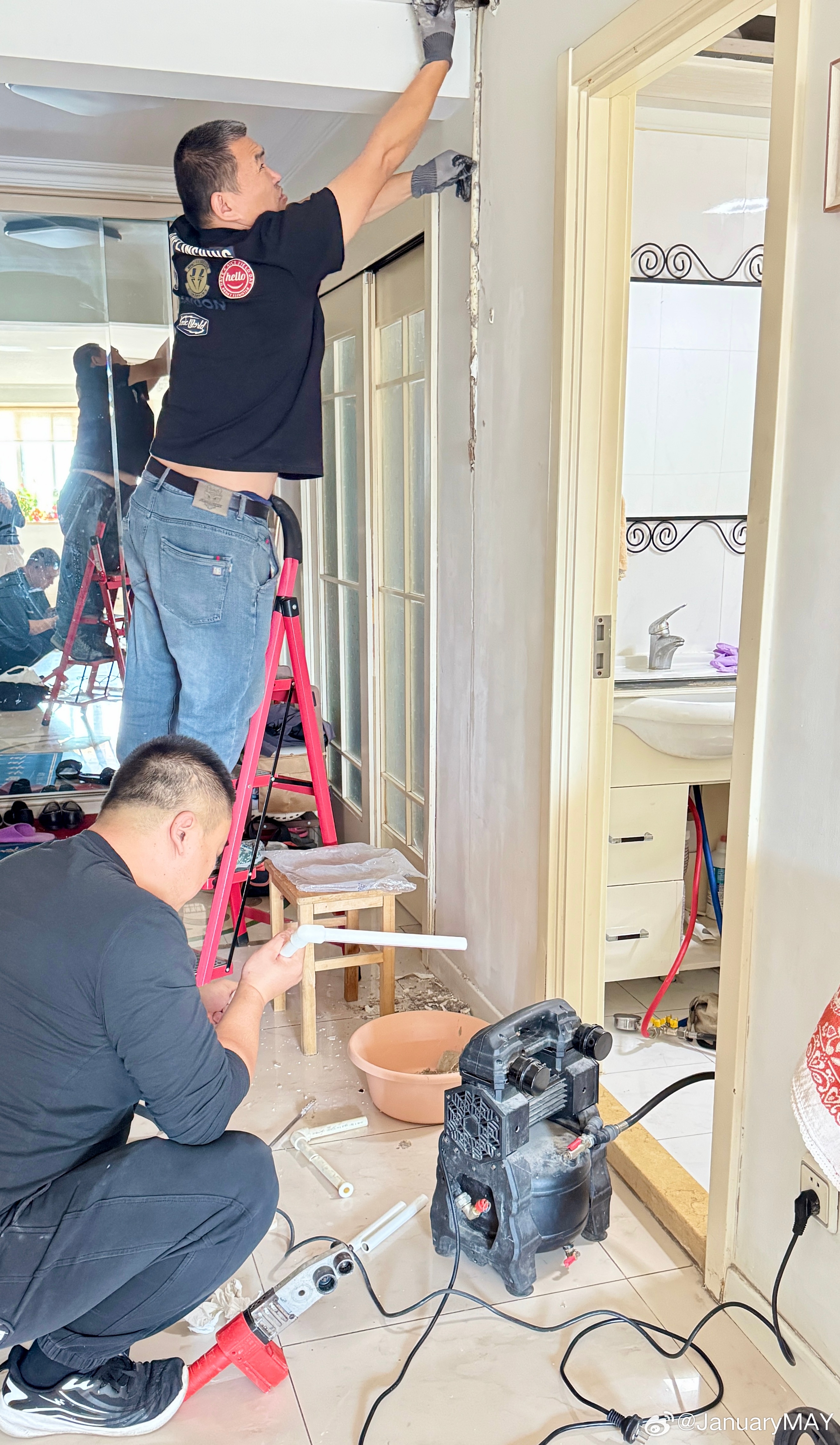 回京的第二天，一早上像打仗般兵荒马乱。打电话找来锁匠，把老妈找不到钥匙的抽屉打开