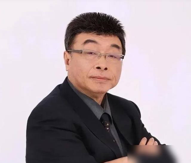 中国台湾知名评论员邱毅：“倘若中国人民解放军踏上中国台湾的土地，中国台湾军队极有