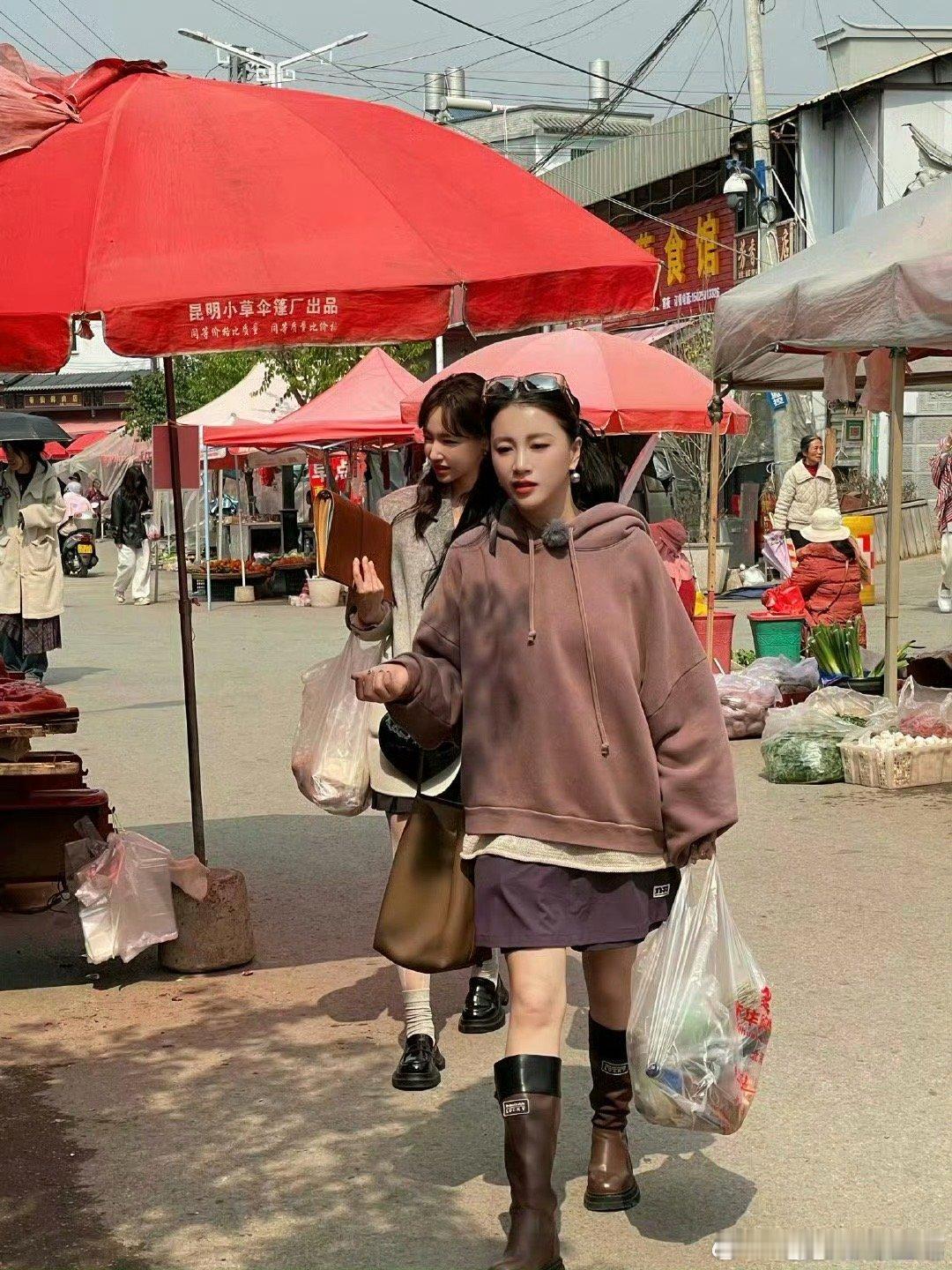 李嘉格晒小时候与妈妈的合影是女儿是妈妈 这母女俩是共用一张脸吧？！李嘉格和妈妈站