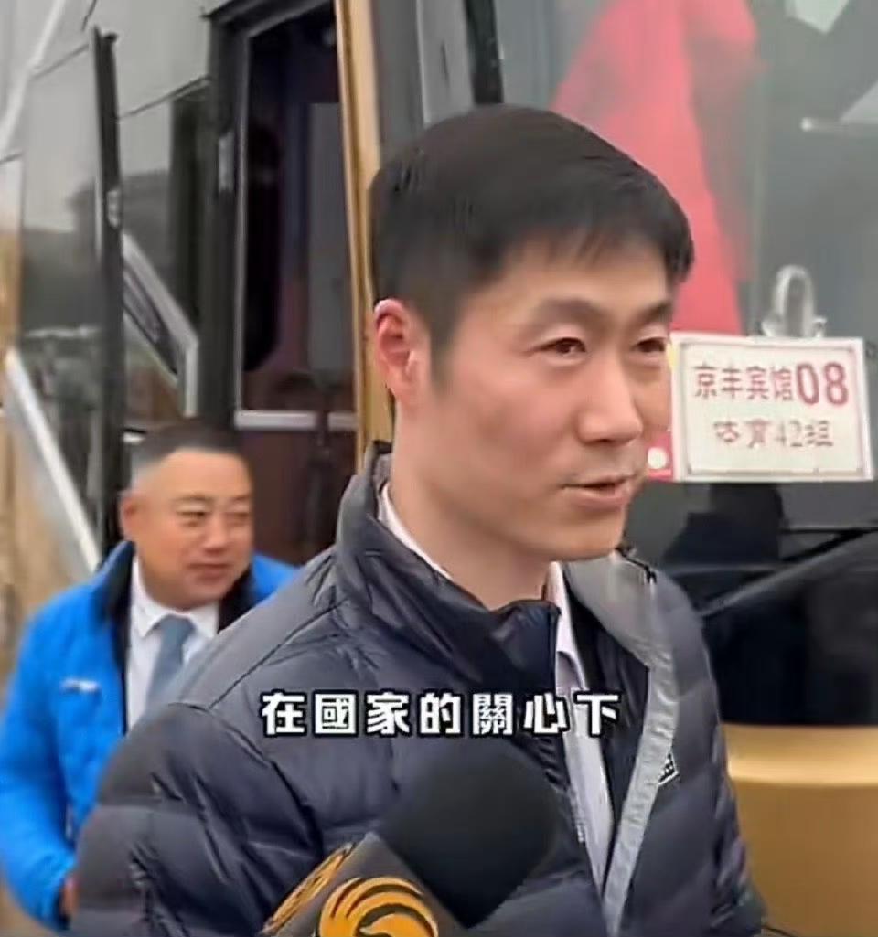 中国乒协两代负责人，王励勤刘国梁今日同框！王励勤在接受媒体采访时，刘国梁正好从后