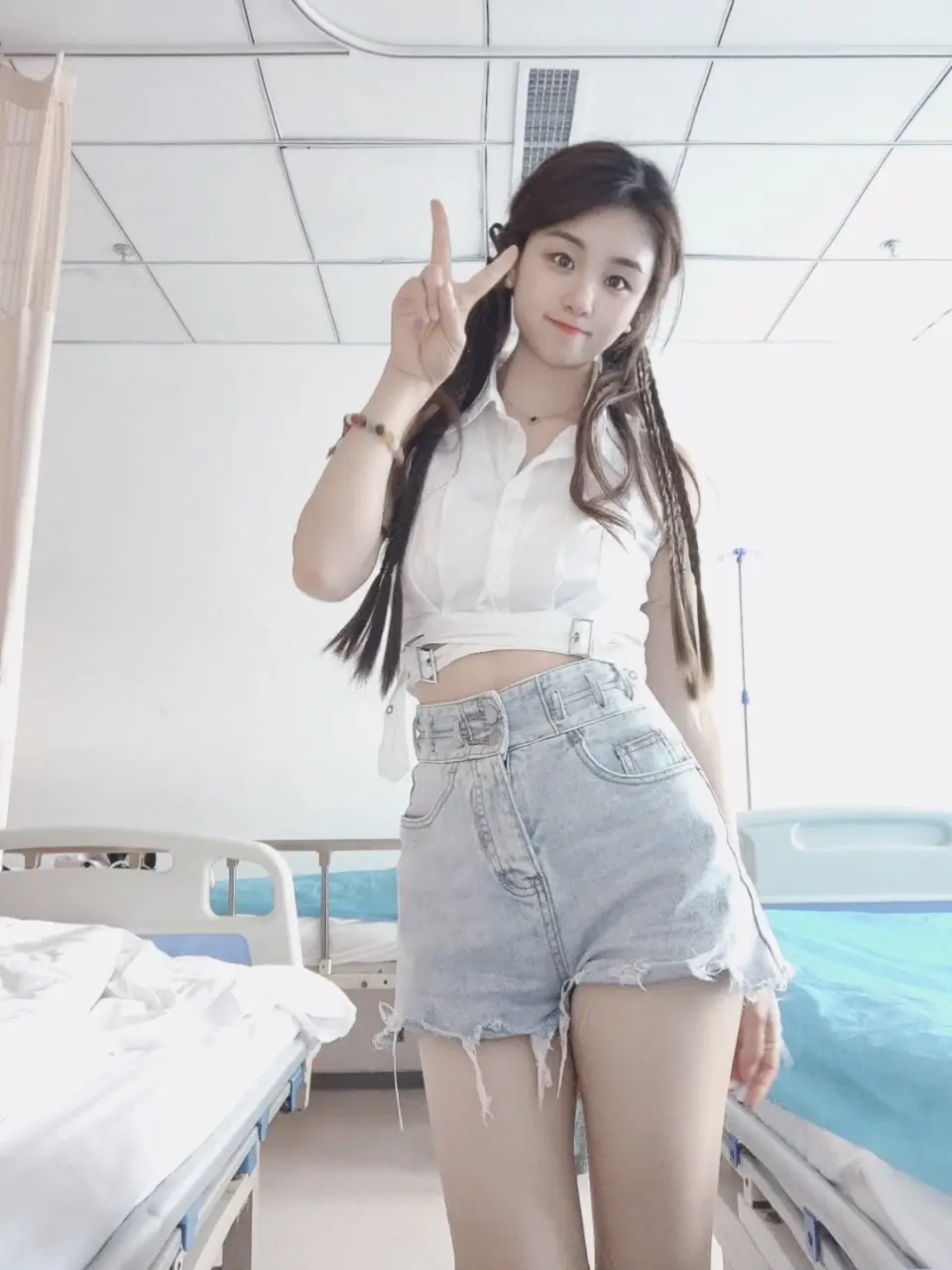 我才不会以爱之名被困任何人 ，自由才是我的主旋律 ，我生性自由 ，当你...