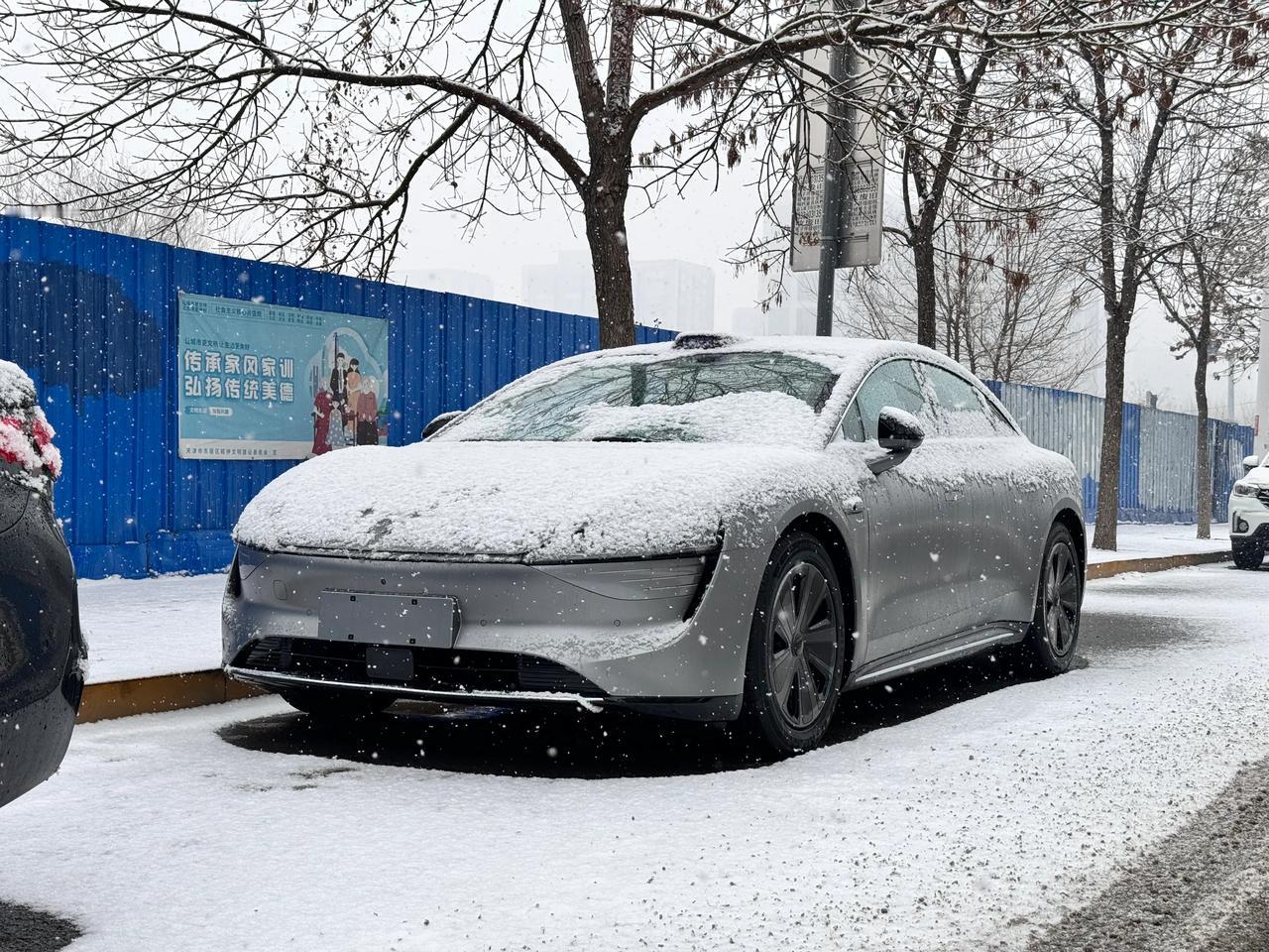 今天智界S7被雪给盖住了，提前备车，头顶的激光雷达也在加热融化雪，今天雪边下边化