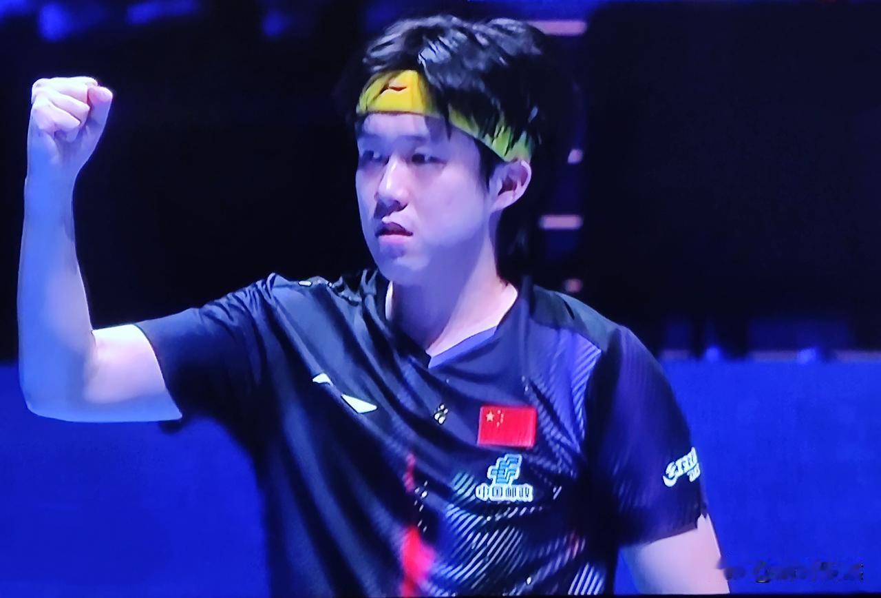 王楚钦顶住了压力，4-2逆转F·勒布伦，晋级WTT澳门世界杯男单8强。六局比分：