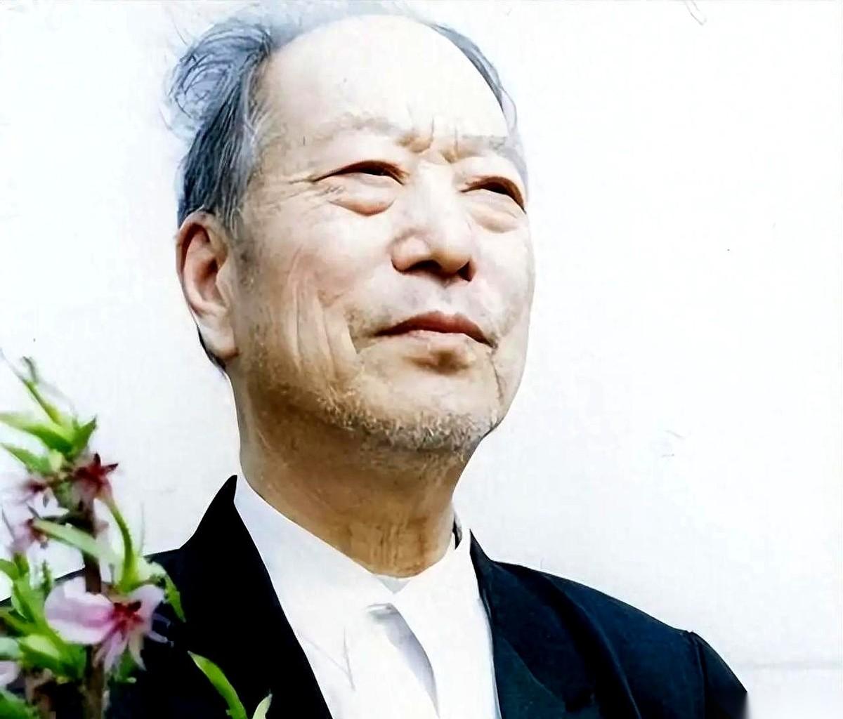 翻开兰考县的历史档案，除了那位人人皆知的主官，还有一个名字常常让人陷入沉默。他叫