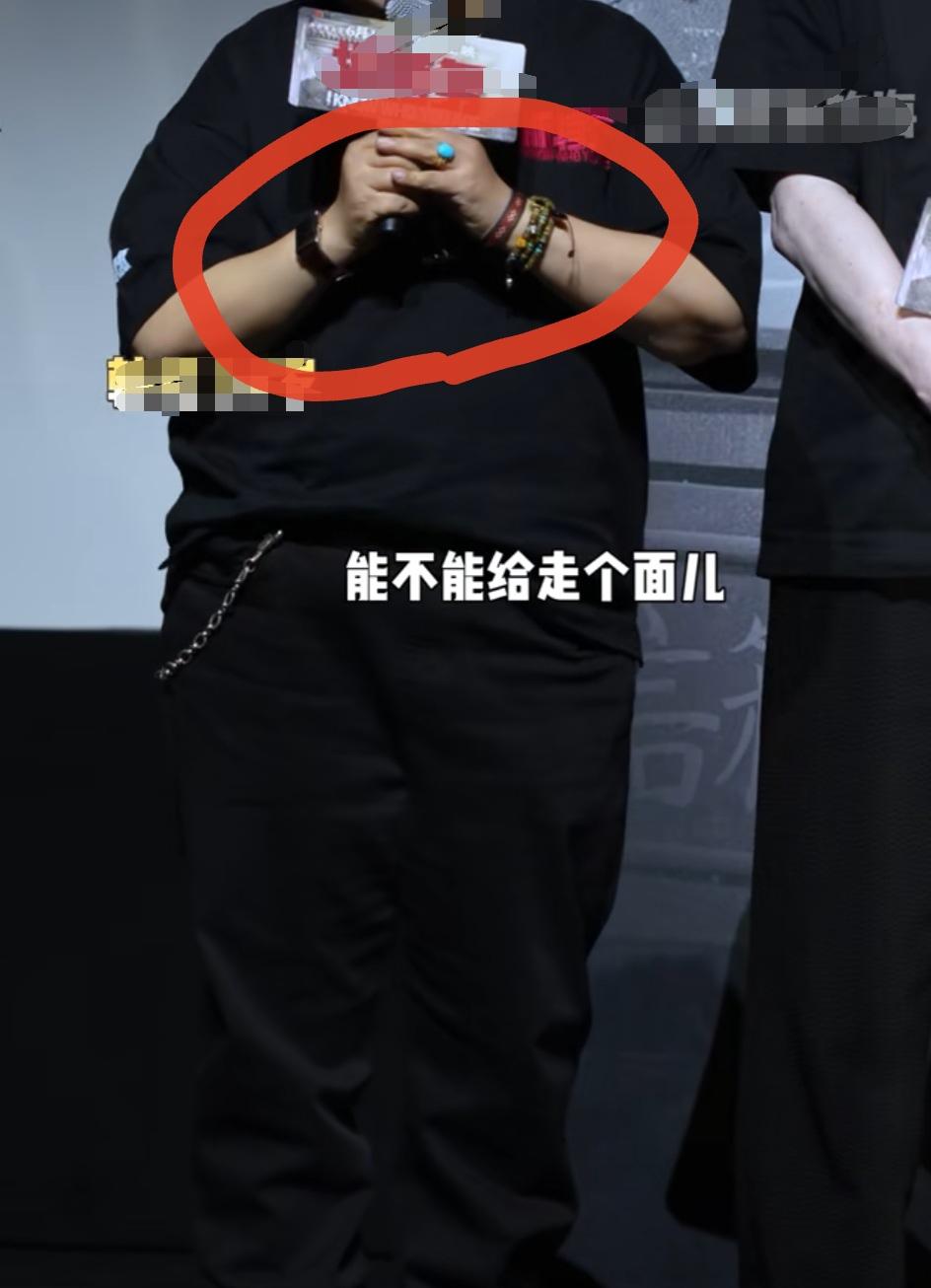 “走个面儿”的喊话，不知道大家注意到那些首饰没有，我特地去查了一下：

手串以高