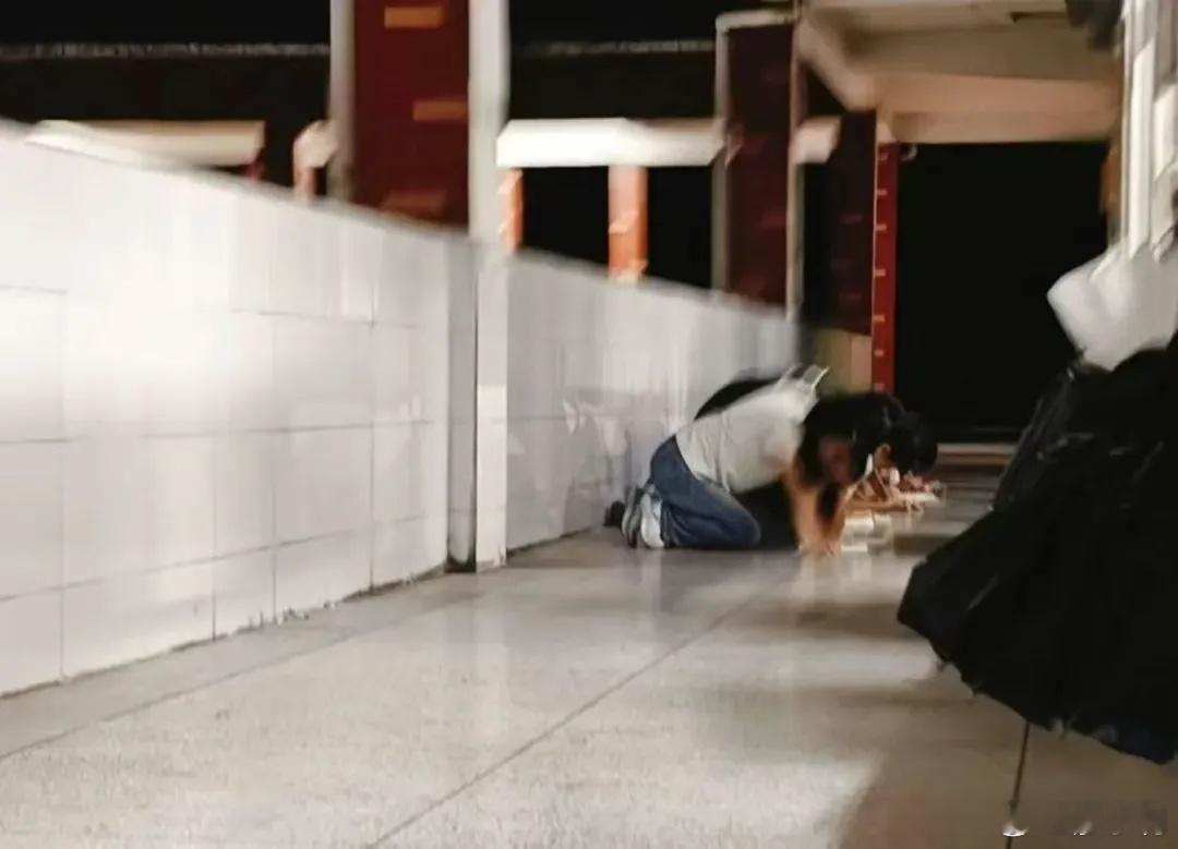 谁给的权力让学生下跪写检讨老师确实没有权力让学生下跪写检讨，所以老师被处理一点都