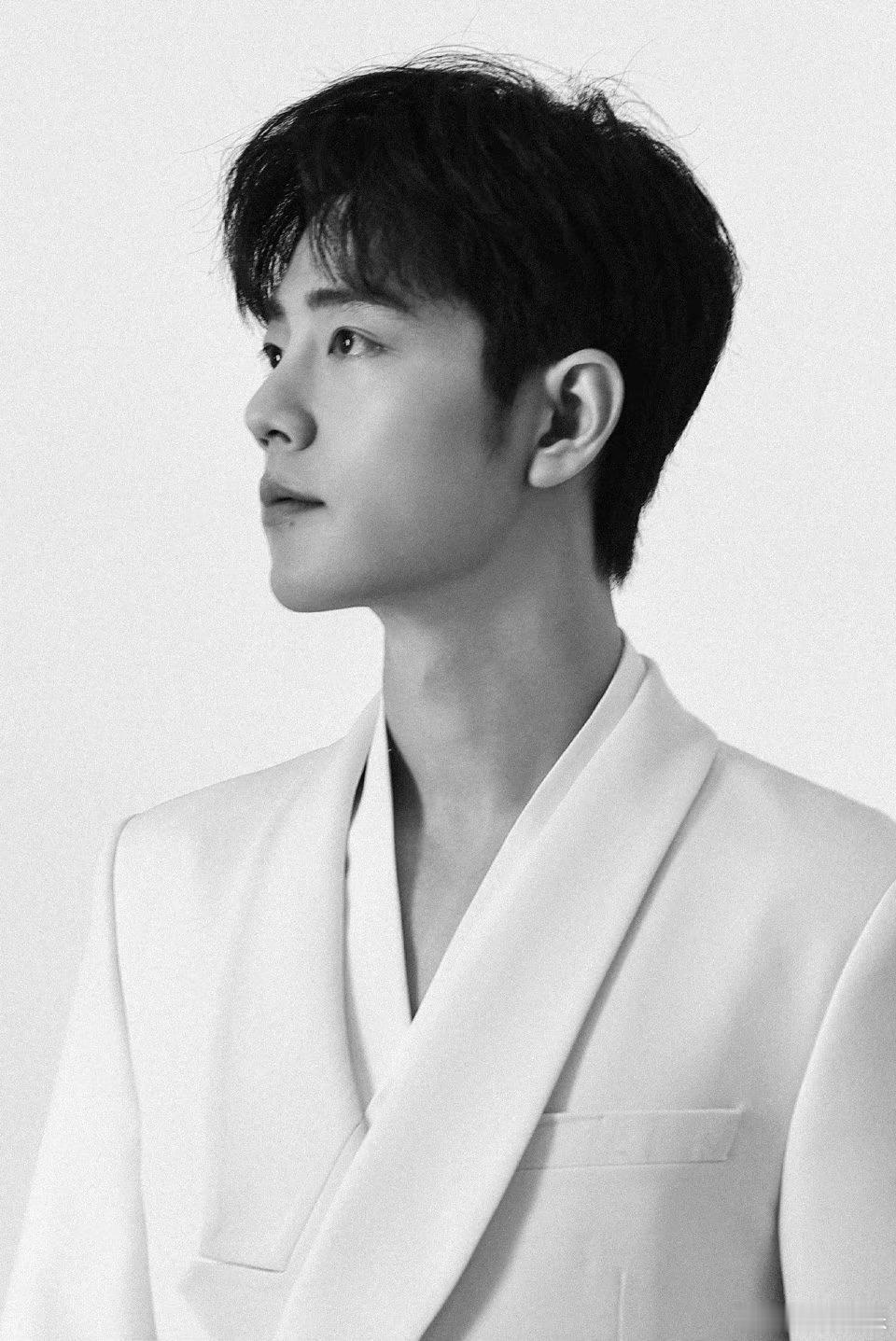 #肖战工作室发了肖战工作碎片#肖战工作室是知道我们想要看什么的，他发了肖战工作的