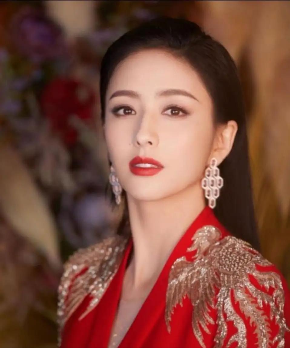 演员，佟丽娅说，在我老家，有个俗语，喝了鹿血酒，不穿秋裤满地走，什么意思呢，我小