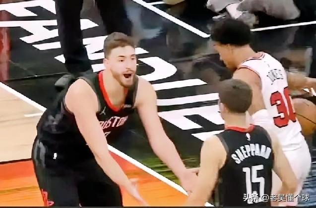 申京当场怒训谢泼德，低级的防守错误。

这是末节剩2分钟时的一个回合，公牛进攻，