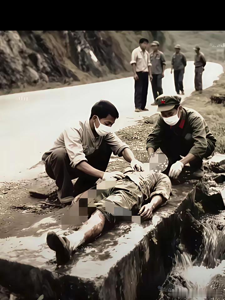 两山轮战期间，烈士转运站的战友们为烈士清洗身体。 ​​​