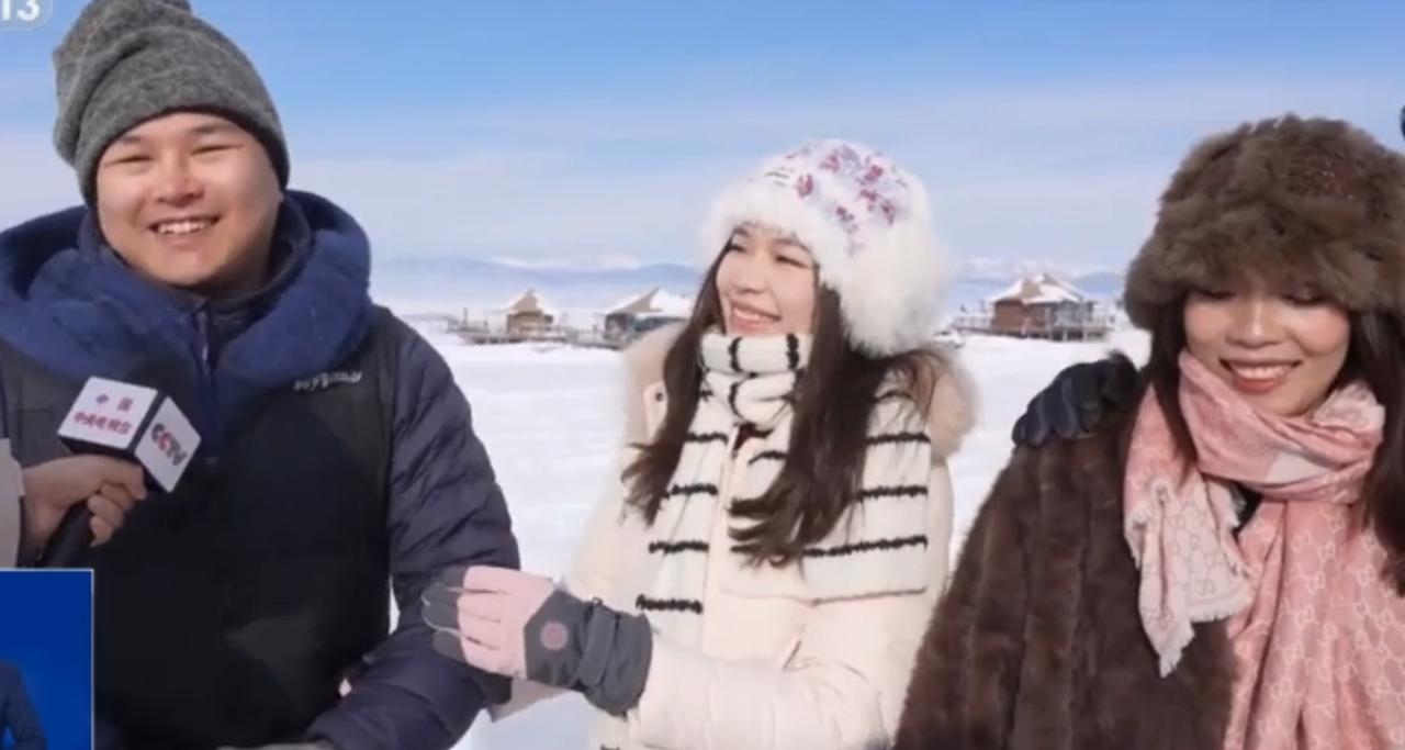 新疆昭苏的雪原新年盛景
 
新疆昭苏的雪原之上，新年氛围浓烈又壮阔。游客们身着厚