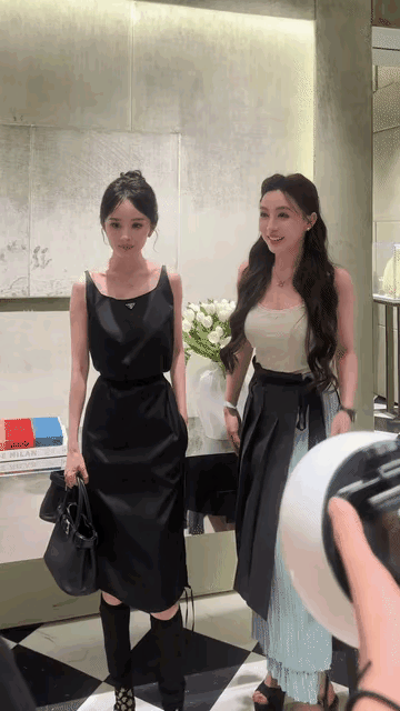 脸小可能是杨幂的致胜法宝，看两人美女围过来和她合影的表情，感到她俩特别的荣幸一脸