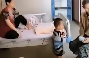 泪目！贵州一名男子陪妻子分娩时，瞥见隔壁病床：孩子没穿裤子光着腿，一家三口挤着过