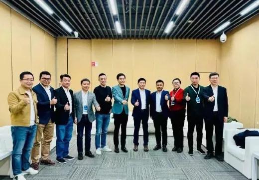 实力决定你能不能站在C位，而决定实力的永远是你的影响力和你所能调动的资本多少。
