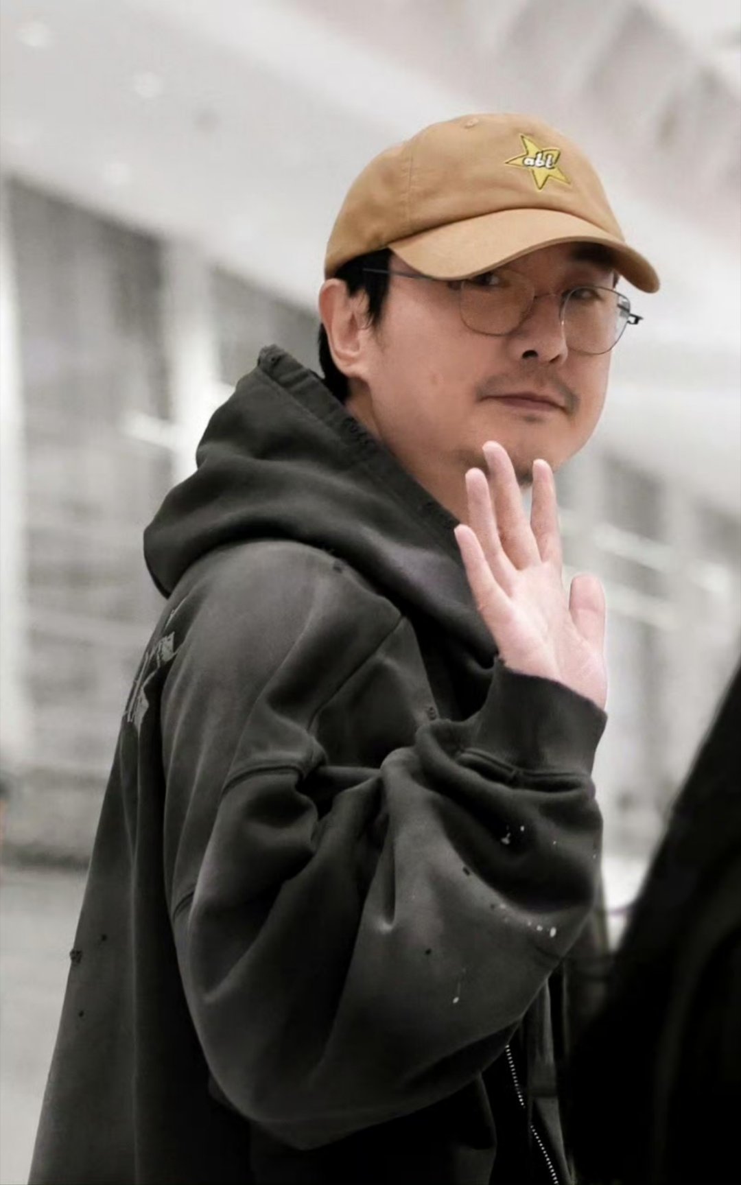 腾哥好起来了！居然有专属站姐，军艺校草的底子还在！ 