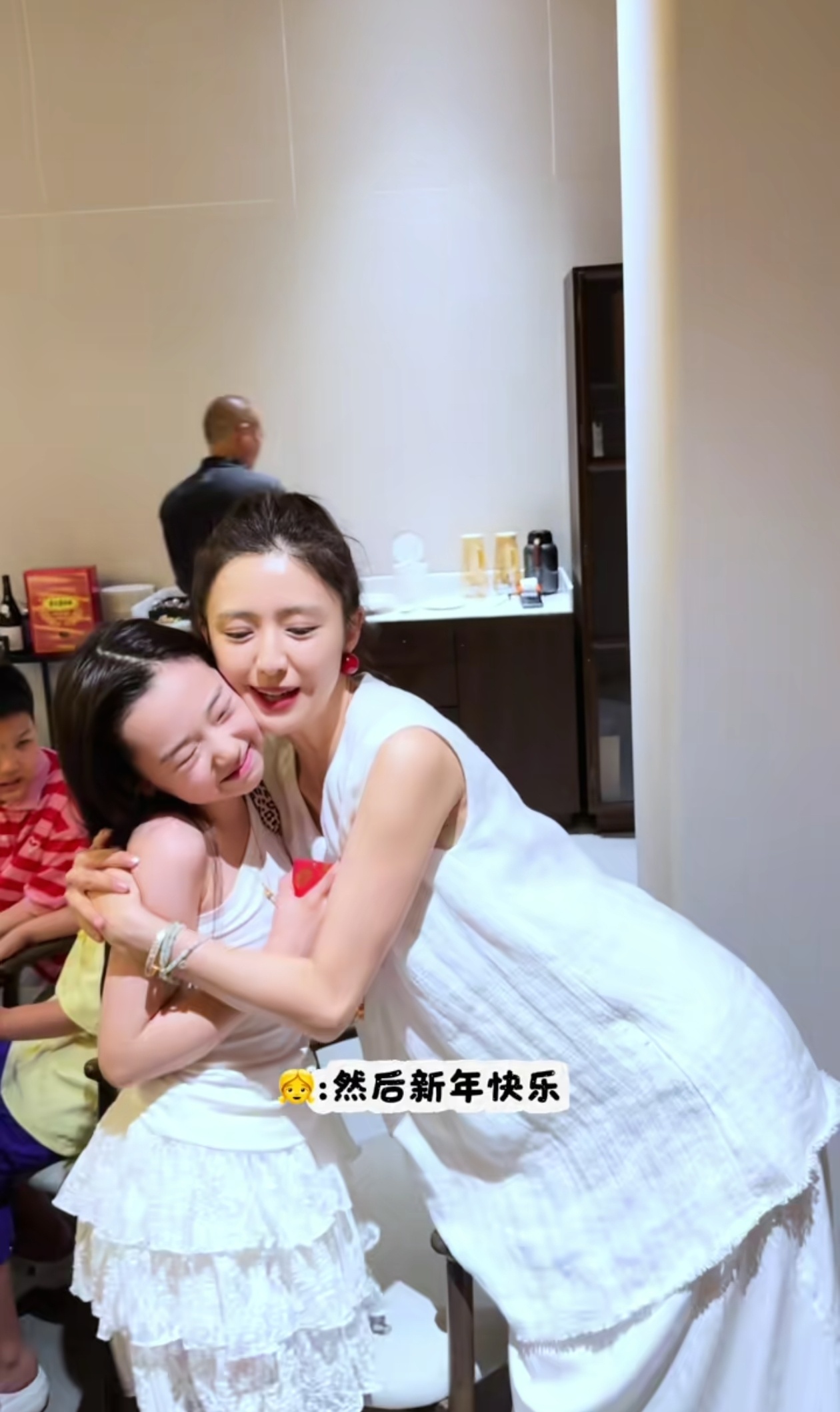 #董璇女儿晒春节假期视频#【董璇女儿小酒窝晒春节假期视频，佟丽娅给她发压岁钱】#