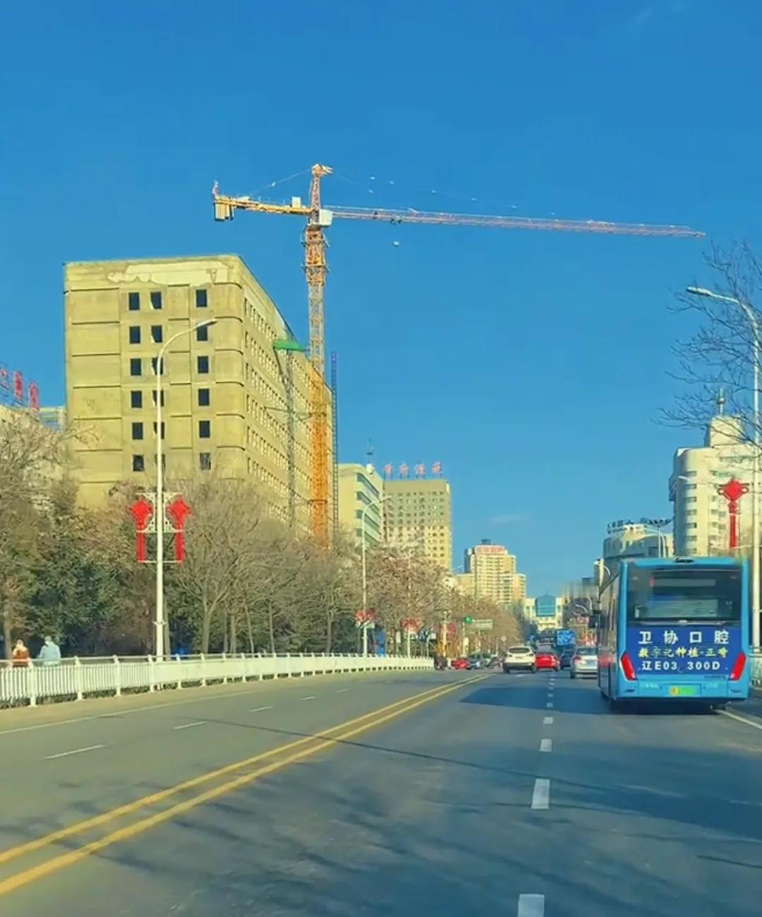 经过不到一年的施工本溪市中心医院旁边的辽东地区心脑血管康复中心大楼已经拔地而起，