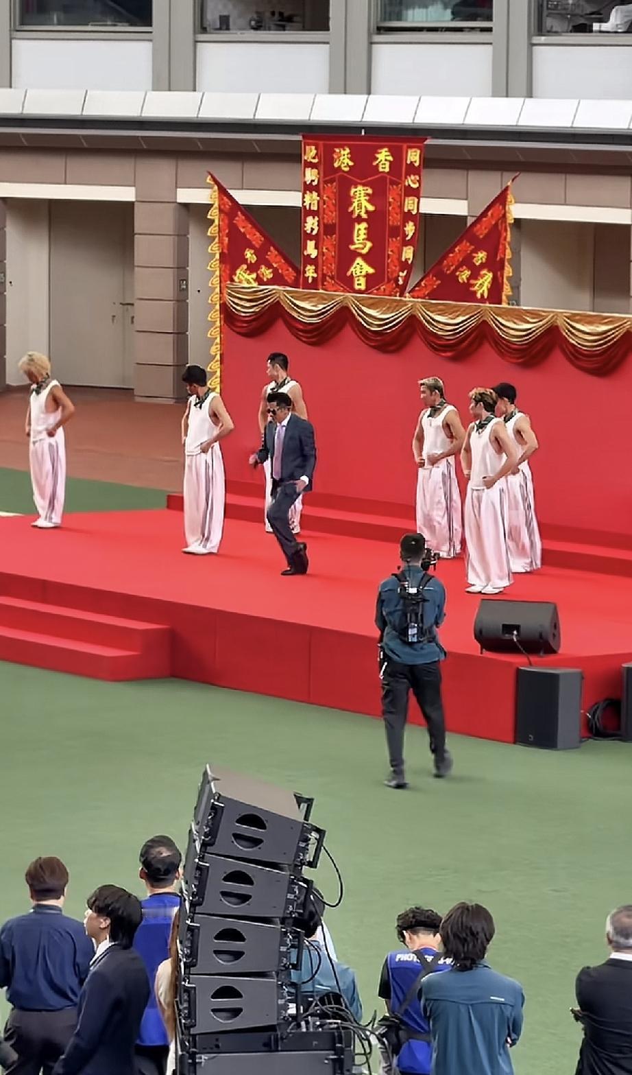 郭富城给香港马场赛马会表演节目，说实话，郭富城作为亚洲舞王，感觉表演的舞台有点小