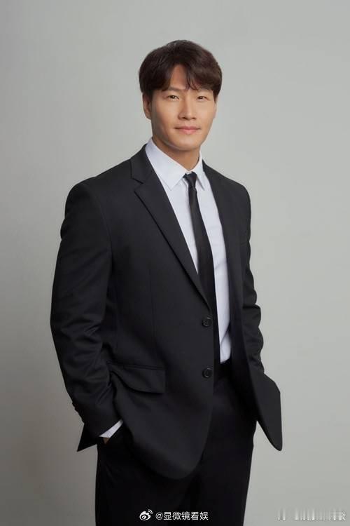 金钟国首度公开妻子身份 金钟国在节目中首次公开妻子身份。他透露两人正式交往前就已