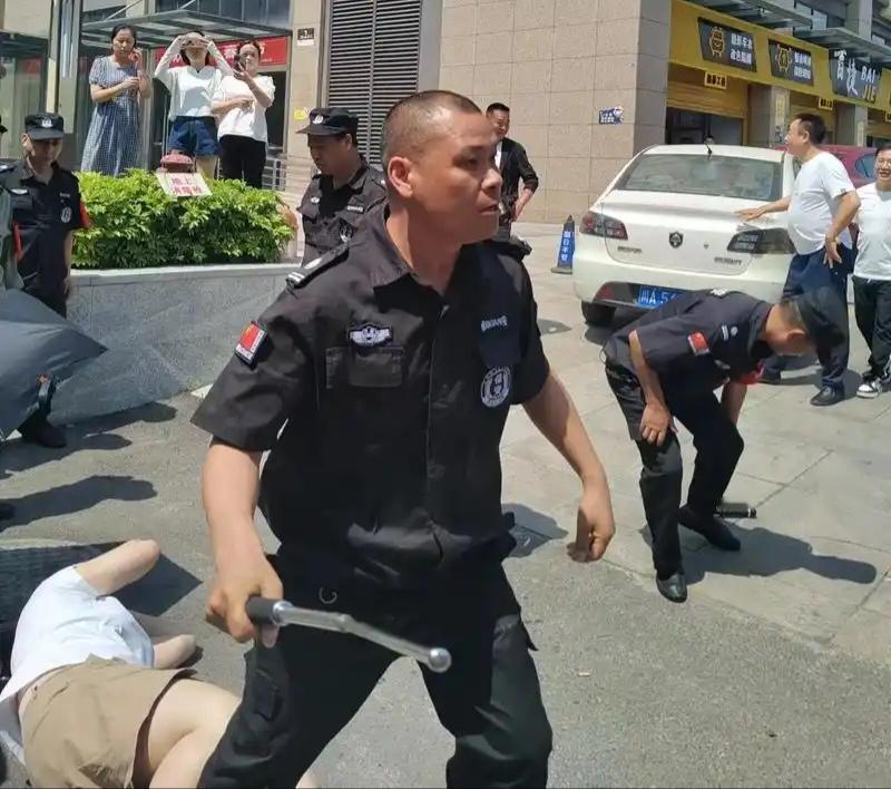 现在很多女的都认为男的不敢打自己，特别是外面的男人，但是并不是所有的男人都这样！