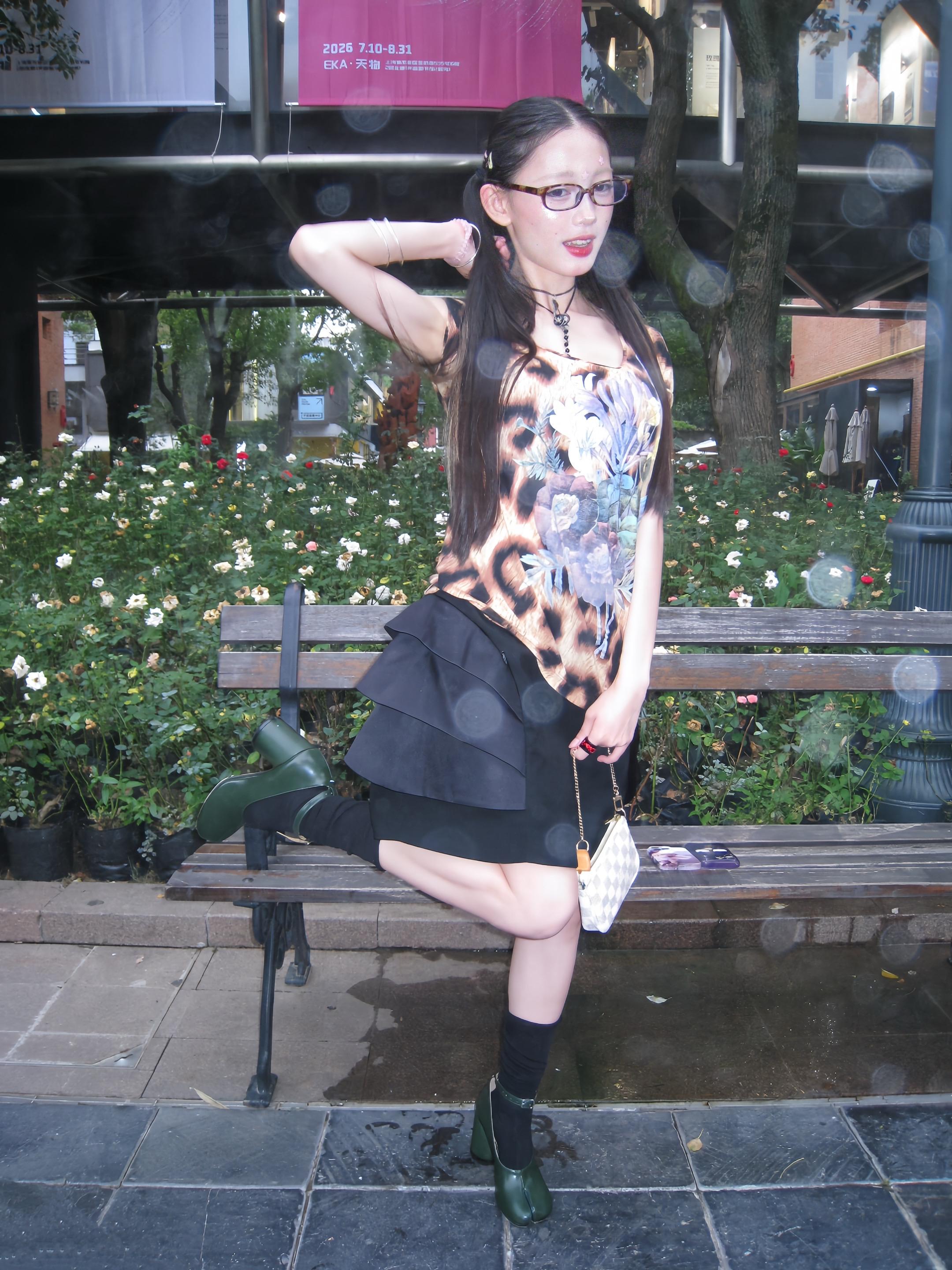 拖延女孩的20生日照🫧。上衣：Vivienne westwood 裙...