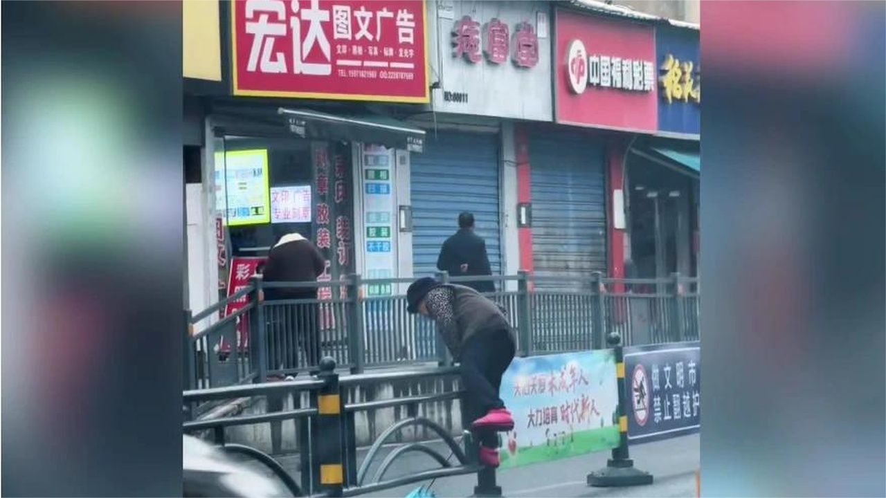 老人图方便跨栏过马路，真叫人担心