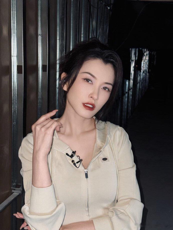 徐洁儿造型看得人恋姐癖犯了乘风2026 白衬衫加黑色条纹裙那套，两根飘带是点睛之