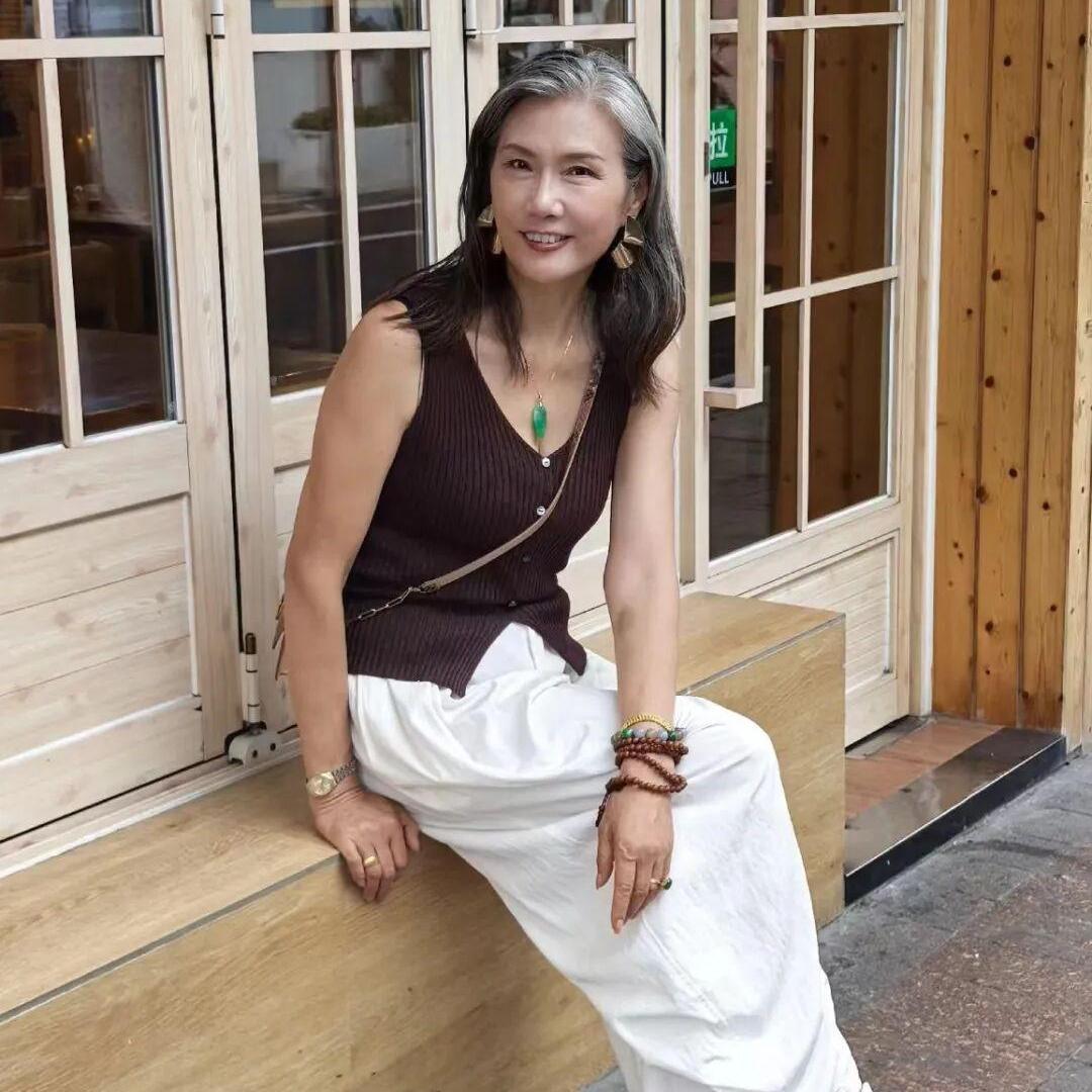 谁能想到，这位时髦姐姐已经70岁了！
 
这位上海阿姨真的太惊艳，高挑的身材，一