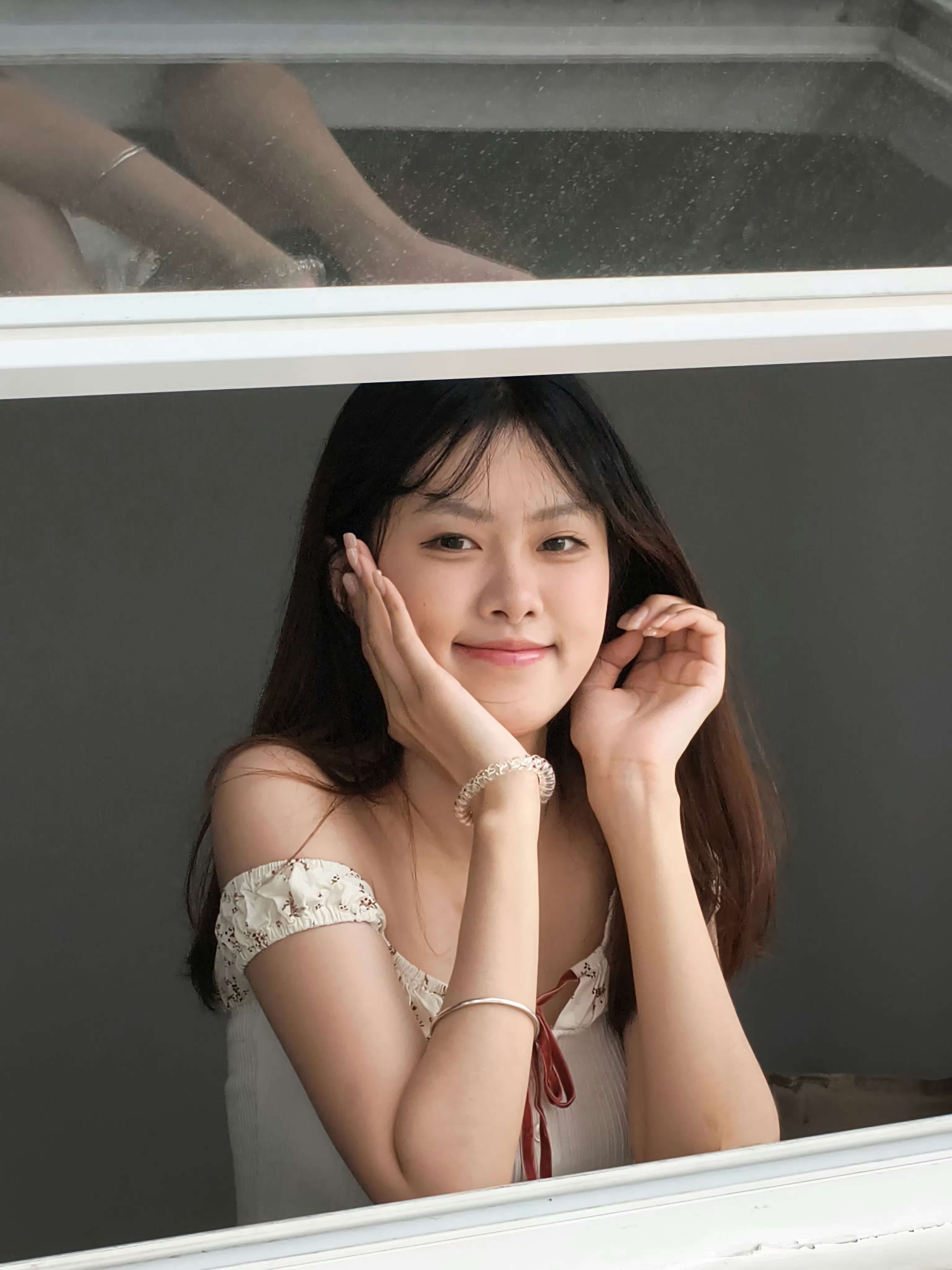 再介绍一次，这是我表妹 ，趣评测最漂亮女孩之一，之后负责数码上镜，另外她单身的事