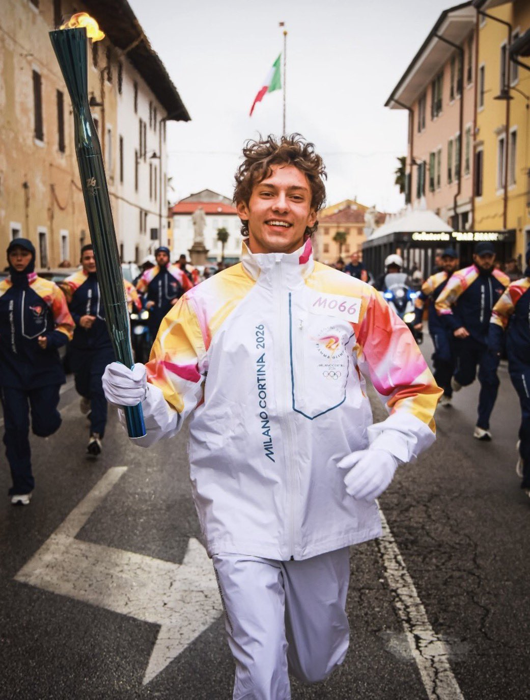 基米·安东内利参加米兰冬奥会的火炬传递🔥F1米兰冬奥会