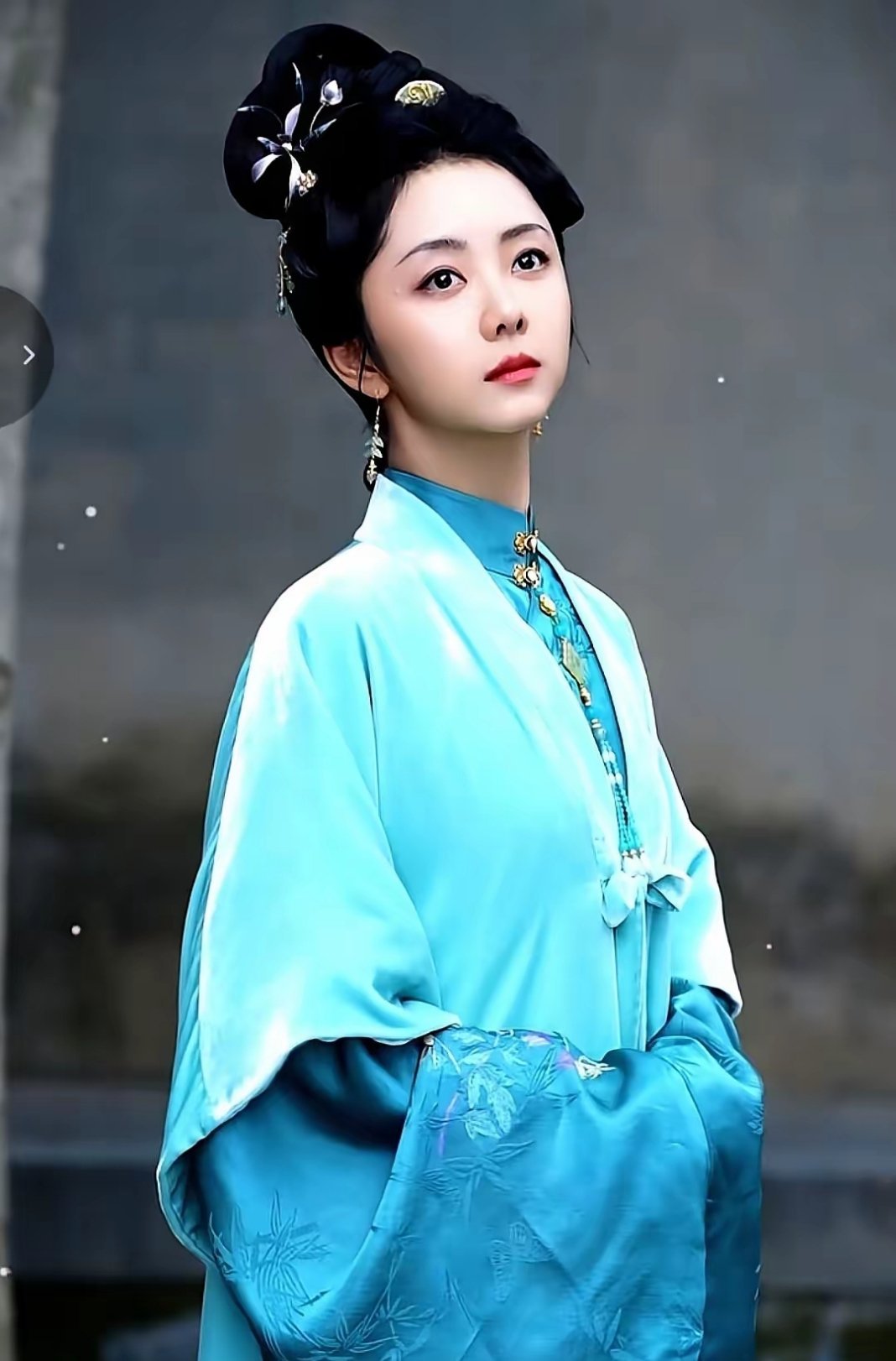 谭松韵这张脸演甜妹是天花板，演狠角色我真捏把汗。 