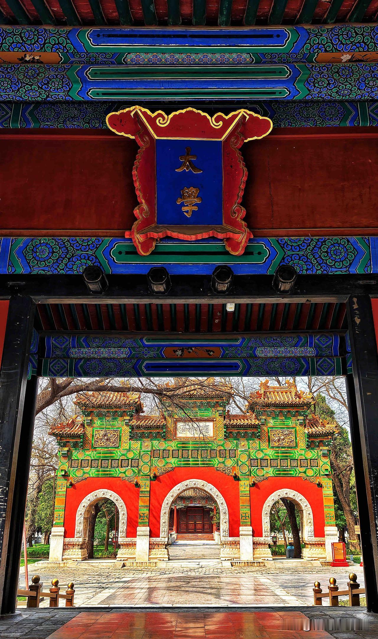 又是一年考试季，
东城国子监街文脉涌动，
孔庙国子监博物馆迎来人气高峰。
这里始
