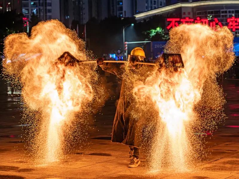 新年生活就像一幅绚丽多彩的画卷。在仁寿，丙午马年春节那叫一个热闹。
花卉市场里，