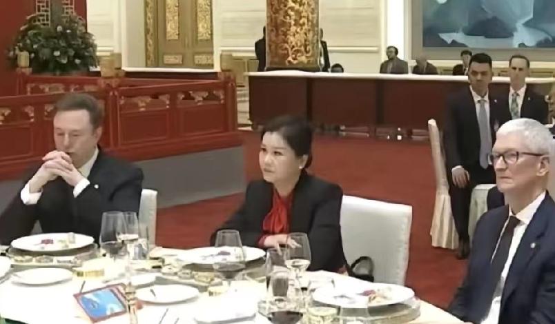 库克和马斯克中间坐着她，一个没上完高中的湖南女人，这事真不是摆拍。

照片是5月