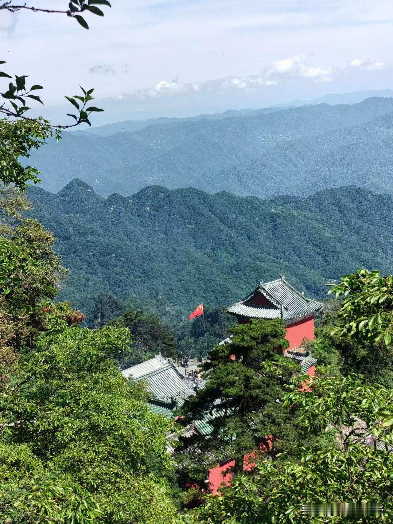 云雾缭绕的山间寺庙，红墙绿树，宁静祥和