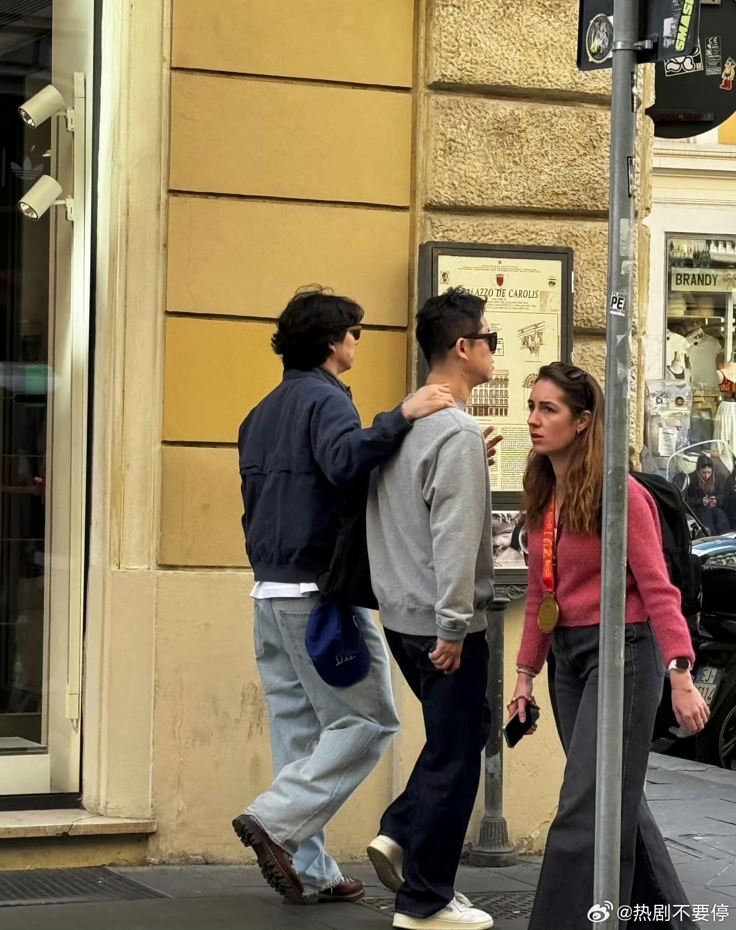 这就实锤了吗？？？不能吧偶遇孔刘与男子搭肩散步