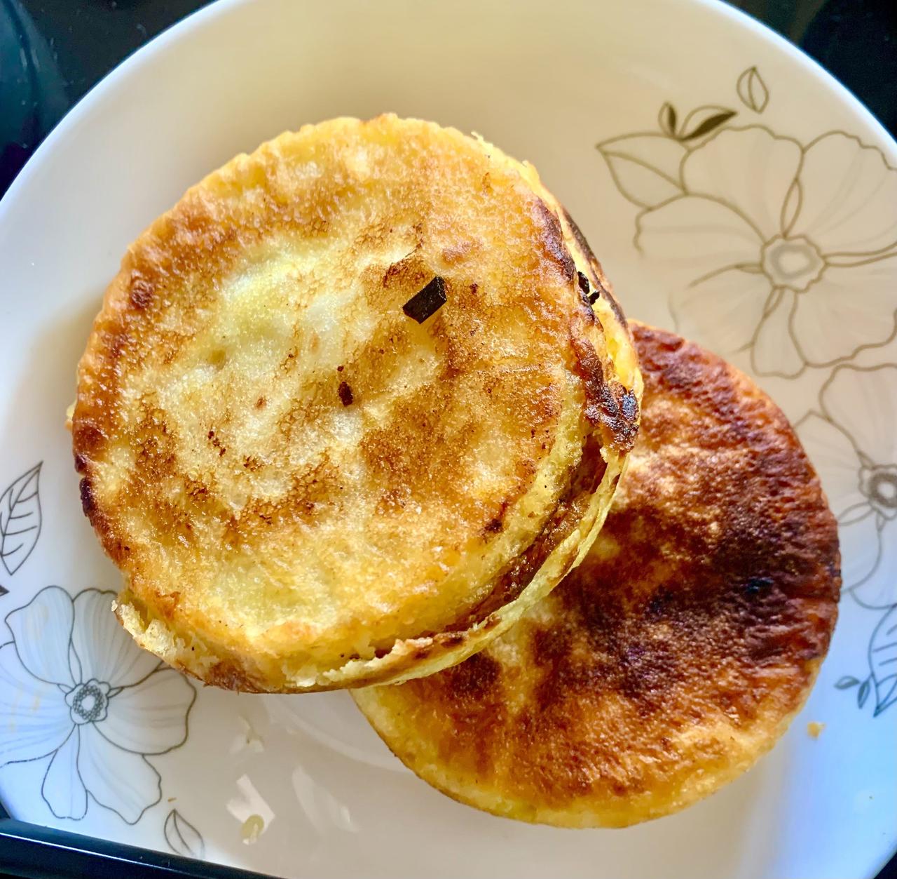 喜欢在家做各种美食，猜猜看这是什么？答案就是鸡蛋堡，外酥里嫩，早餐最好的选择之一